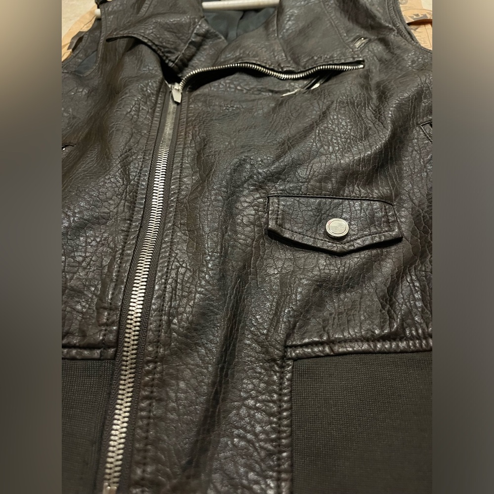 This Zara men's vest jacket is a stylish addition to any occasion